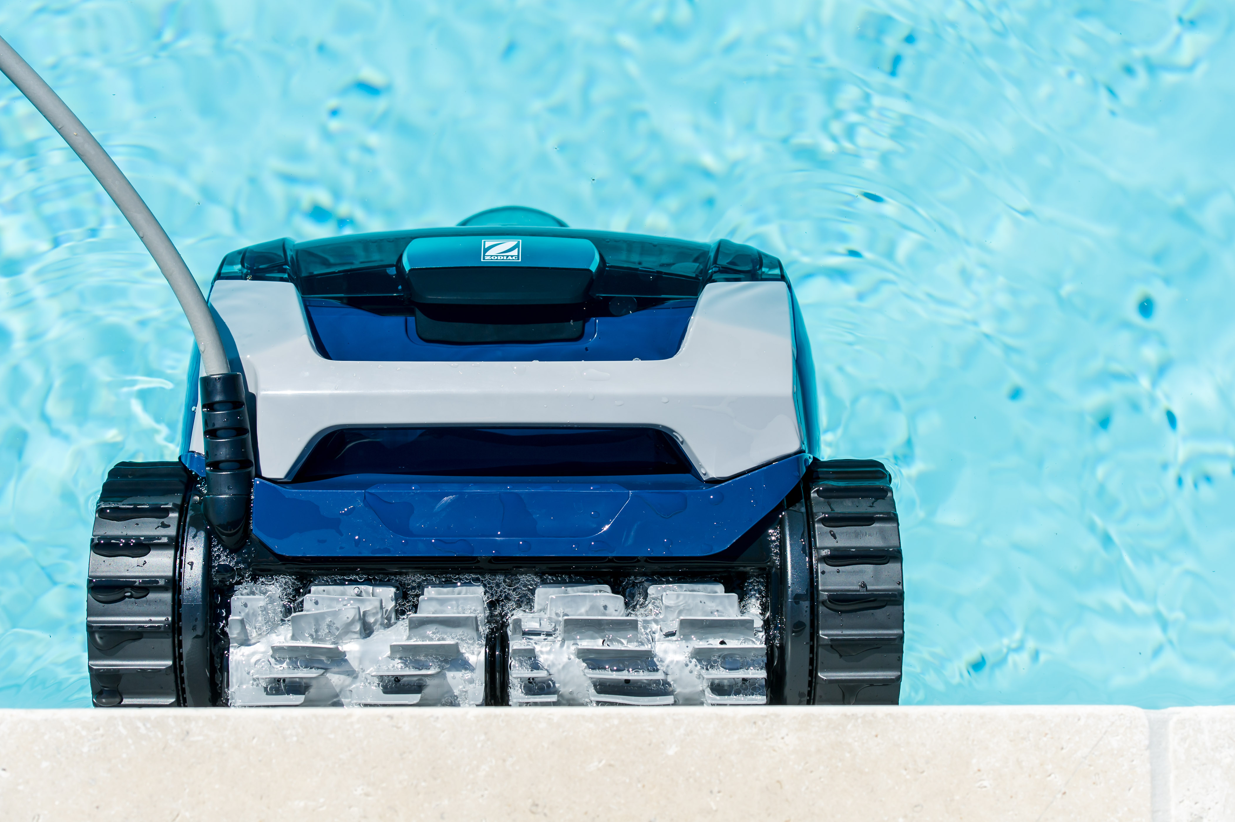 Les robots nettoyeurs de piscine intelligents et faciles à manipuler de  Zodiac